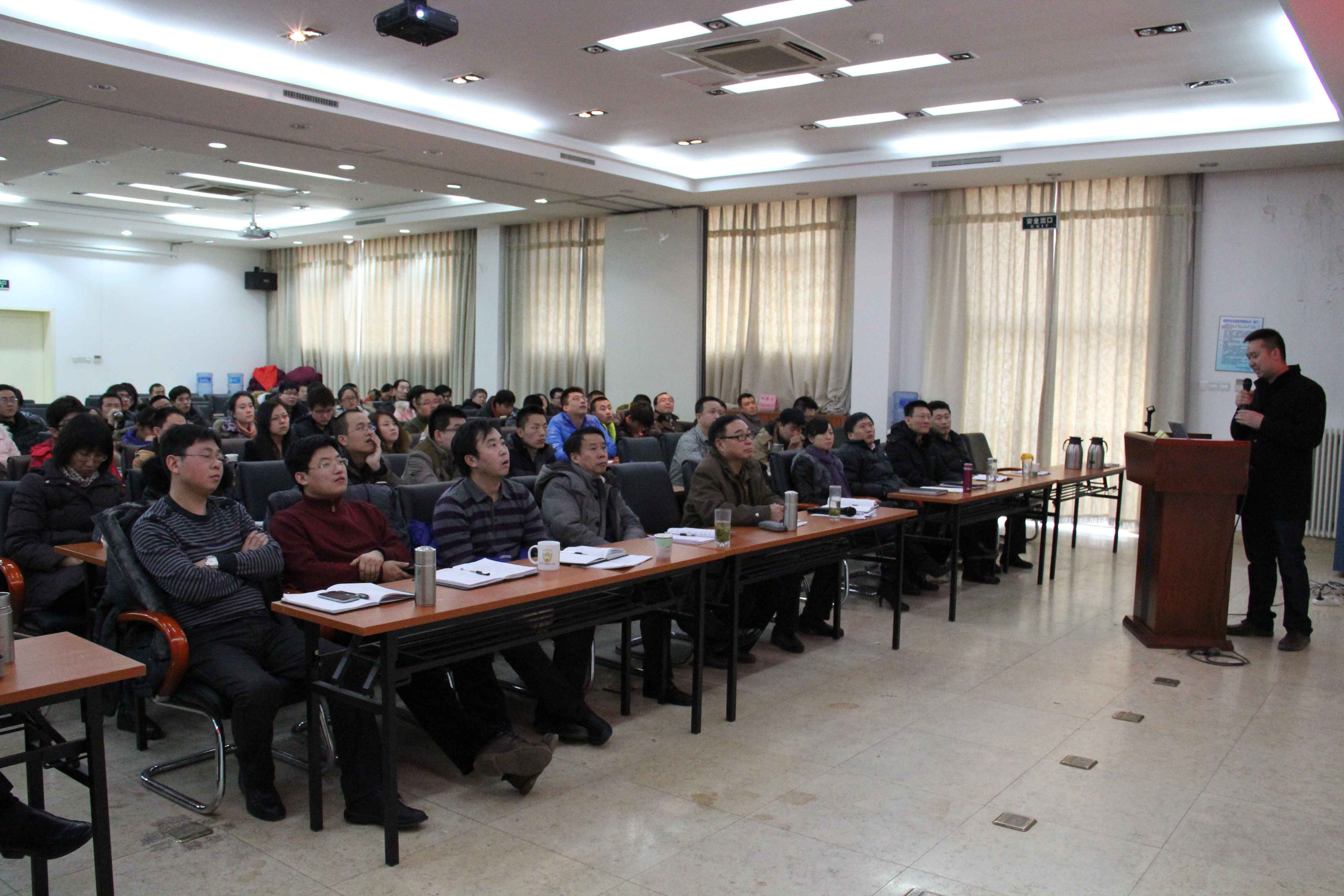 公司團體員工認真聽取匯報2.jpg
